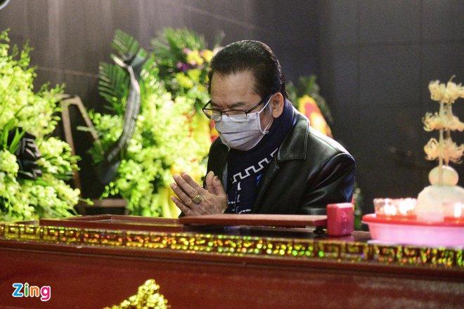 NSND Trần Nhượng có mặt để chia buồn cùng gia quyến. "Sự ra đi của NSƯT Tiến Hợi là mất mát với anh em nghệ sĩ và nghệ thuật của nước nhà. Tôi cảm thấy đột ngột vô cùng", diễn viên chia sẻ.