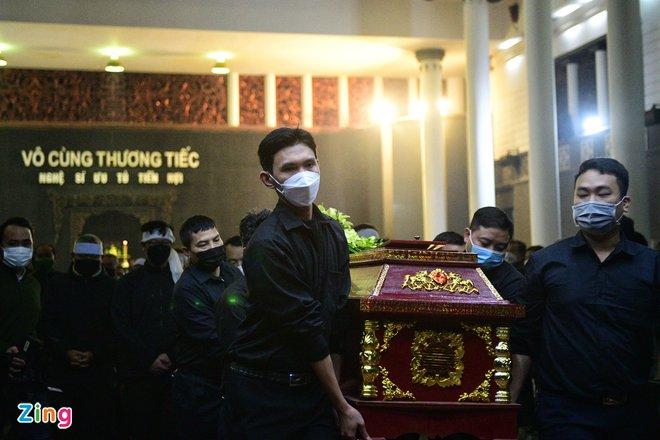 18h10, linh cữu của cố nghệ sĩ được di chuyển tới Đài hóa thân hoàn vũ Văn Điển. Vĩnh biệt NSƯT Tiến Hợi.