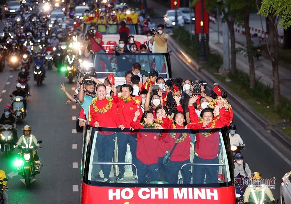 TP.HCM ngập cờ hoa đón những người hùng tuyển nữ Việt Nam-1