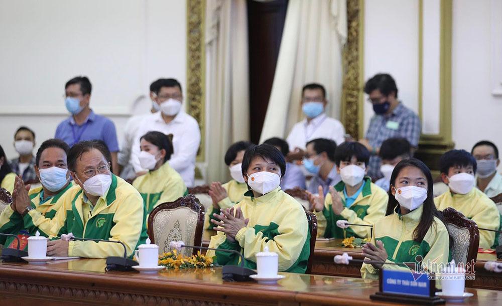 TP.HCM ngập cờ hoa đón những người hùng tuyển nữ Việt Nam-3