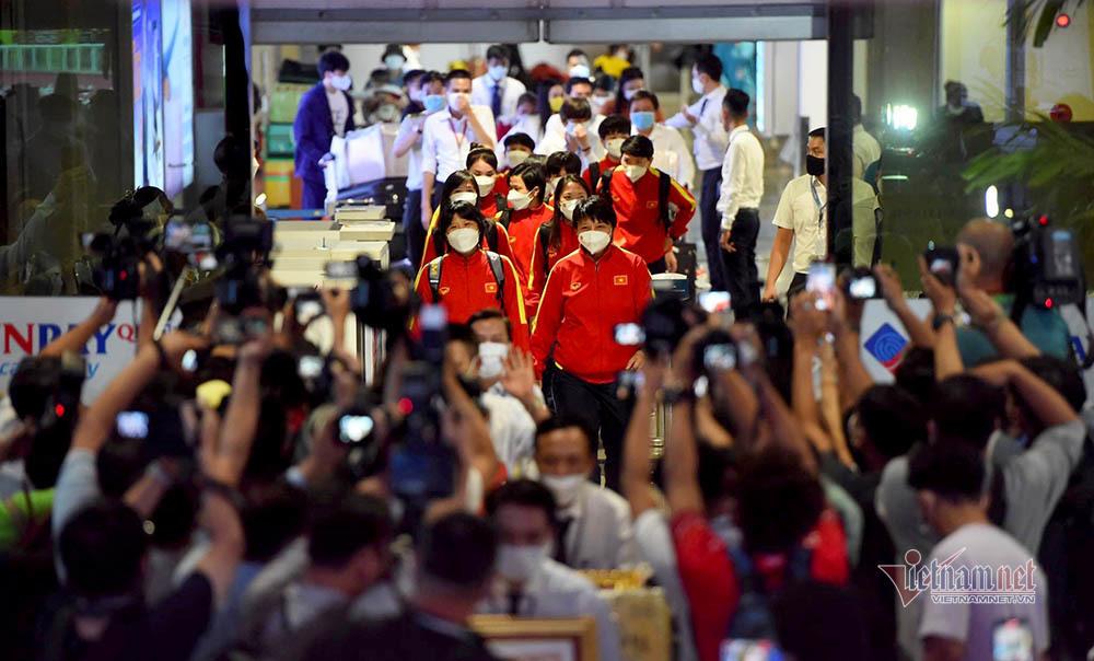 TP.HCM ngập cờ hoa đón những người hùng tuyển nữ Việt Nam-4