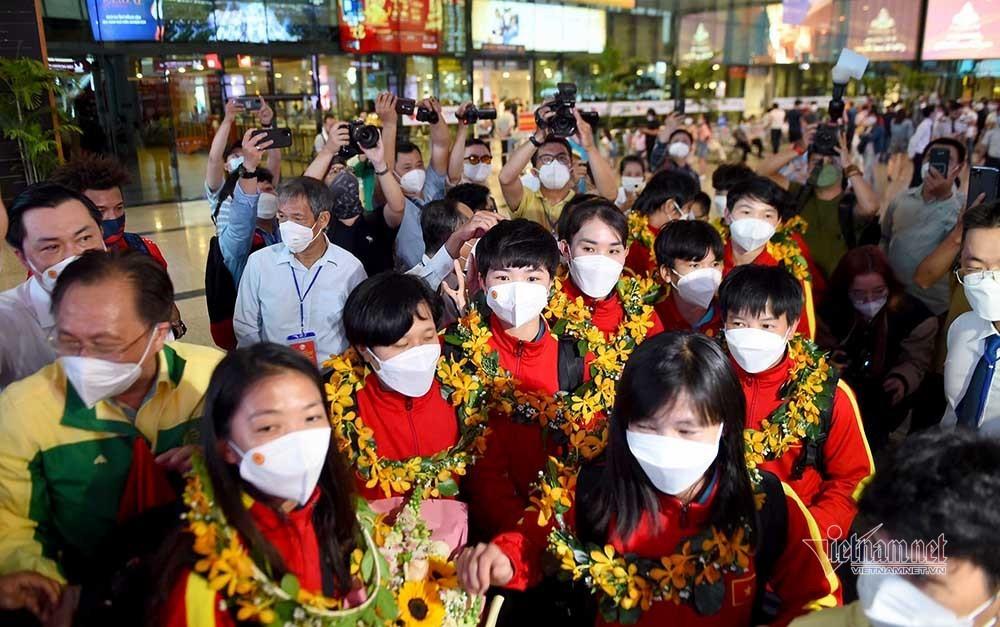 TP.HCM ngập cờ hoa đón những người hùng tuyển nữ Việt Nam-5