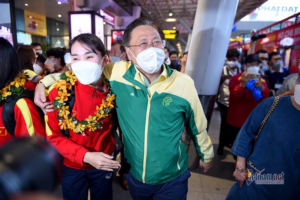 TP.HCM ngập cờ hoa đón những người hùng tuyển nữ Việt Nam-6