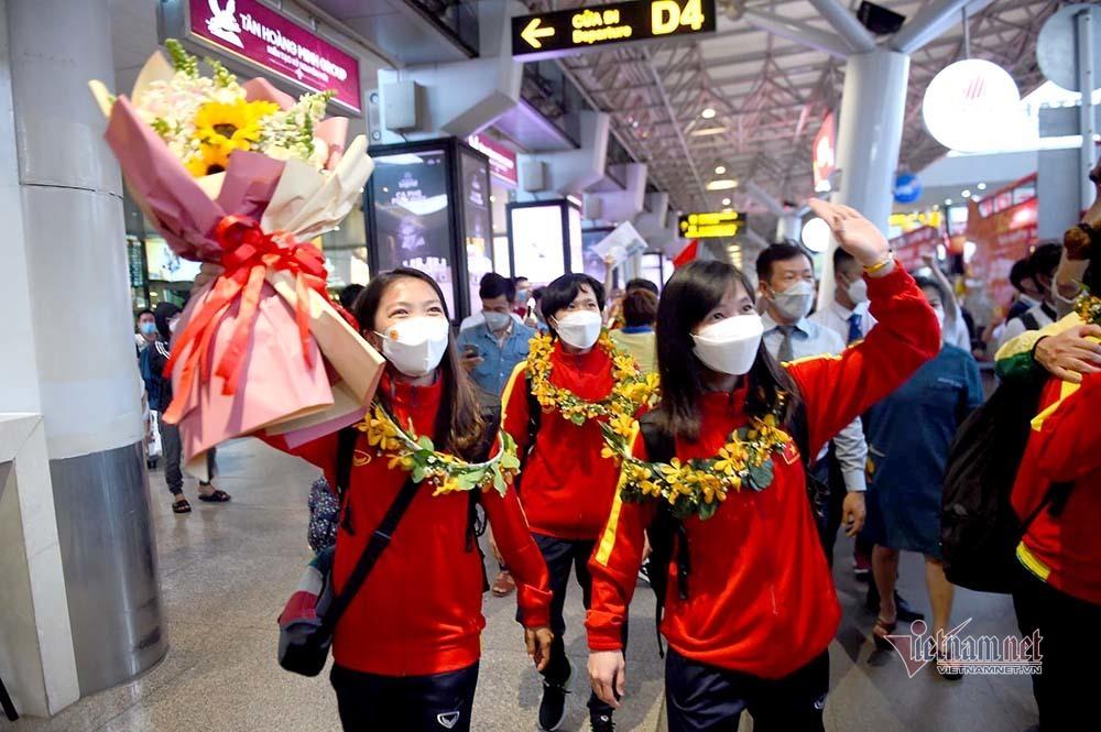 TP.HCM ngập cờ hoa đón những người hùng tuyển nữ Việt Nam-7