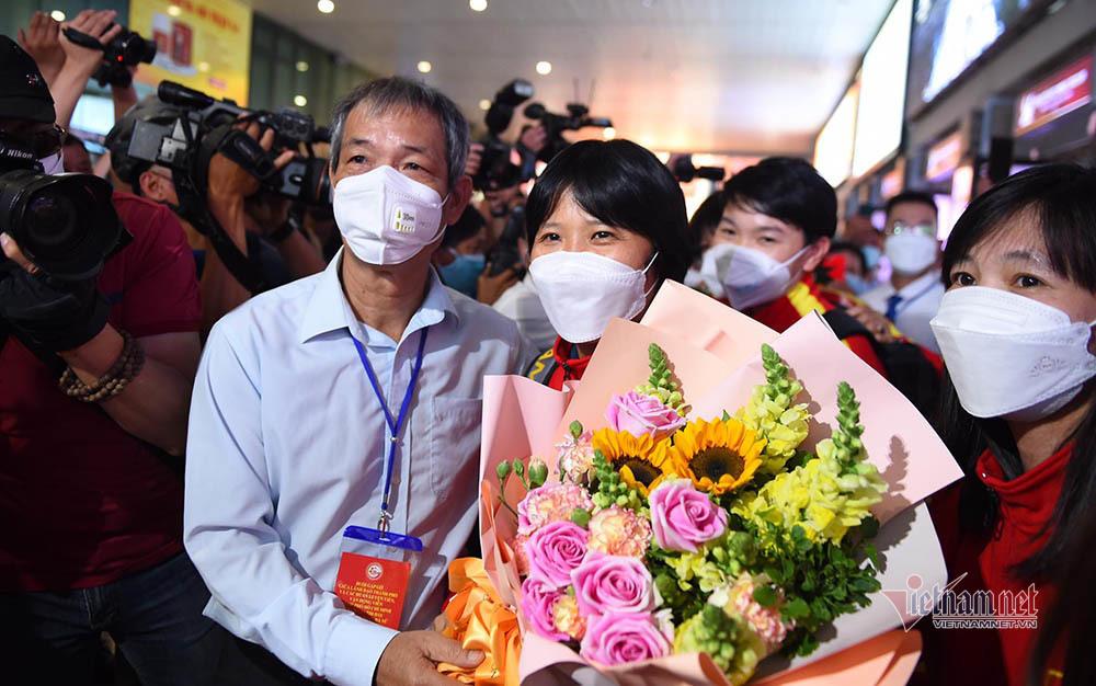 TP.HCM ngập cờ hoa đón những người hùng tuyển nữ Việt Nam-8