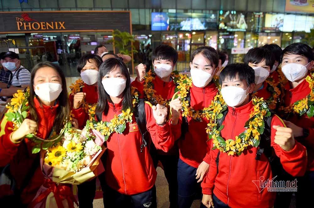 TP.HCM ngập cờ hoa đón những người hùng tuyển nữ Việt Nam-9