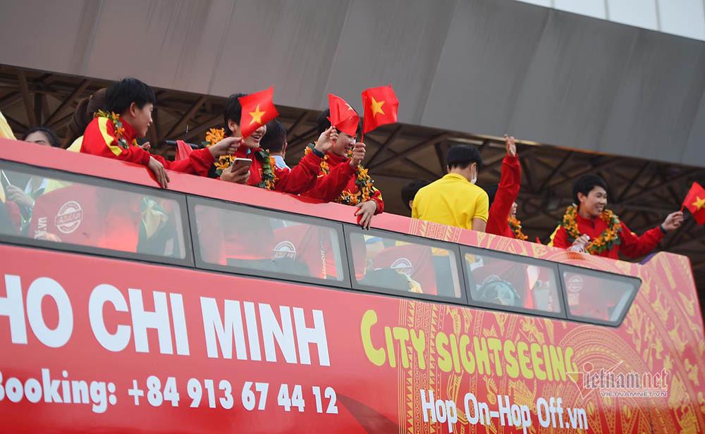 TP.HCM ngập cờ hoa đón những người hùng tuyển nữ Việt Nam-10