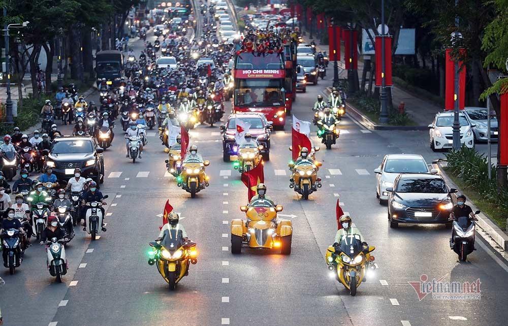 TP.HCM ngập cờ hoa đón những người hùng tuyển nữ Việt Nam-11