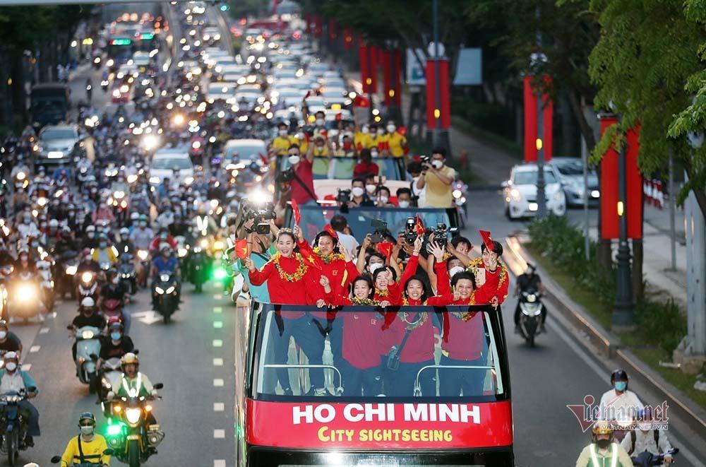TP.HCM ngập cờ hoa đón những người hùng tuyển nữ Việt Nam-12