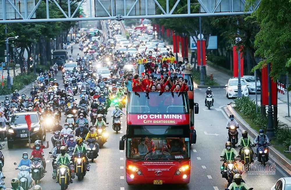 TP.HCM ngập cờ hoa đón những người hùng tuyển nữ Việt Nam-13