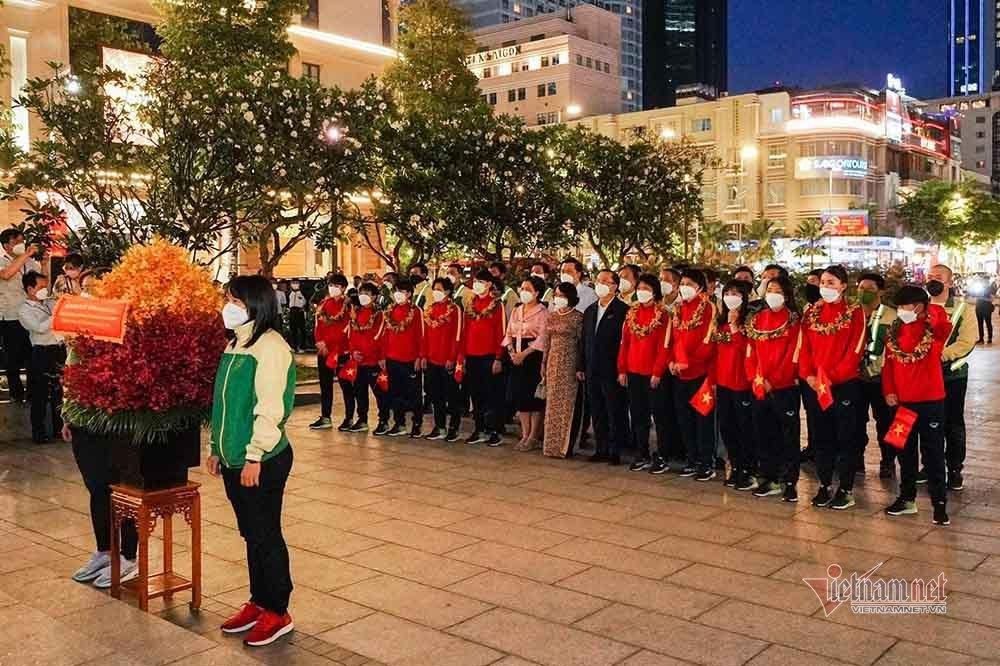 TP.HCM ngập cờ hoa đón những người hùng tuyển nữ Việt Nam-14