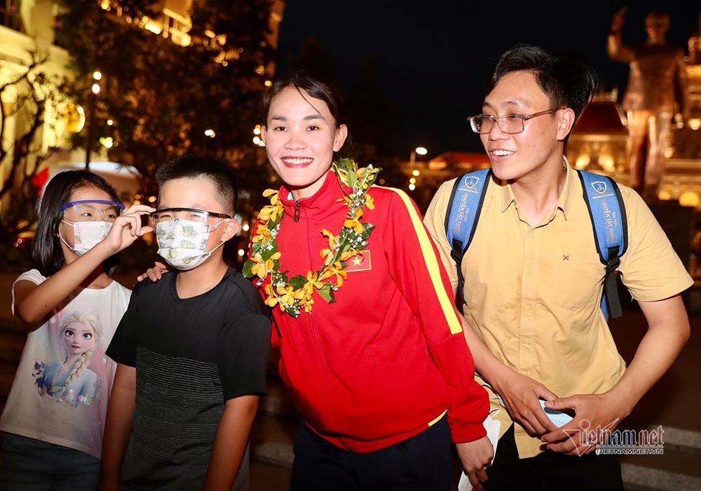 TP.HCM ngập cờ hoa đón những người hùng tuyển nữ Việt Nam-15
