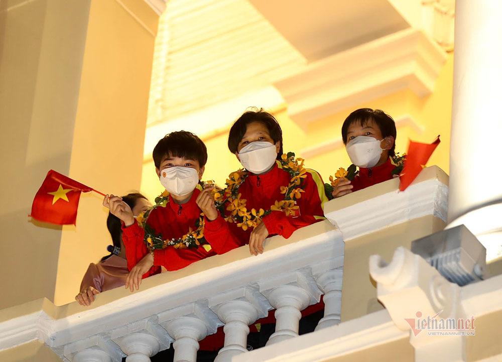 TP.HCM ngập cờ hoa đón những người hùng tuyển nữ Việt Nam-16