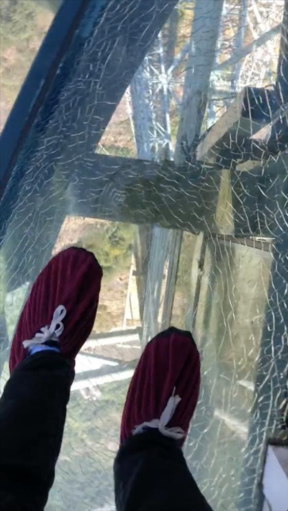 Nứt vỡ tại cầu kính cao nhất Việt Nam, du khách hoảng hốt cảnh báo-2