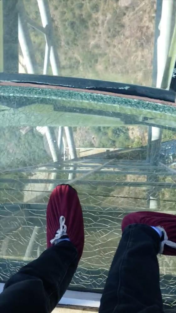 Nứt vỡ tại cầu kính cao nhất Việt Nam, du khách hoảng hốt cảnh báo-3