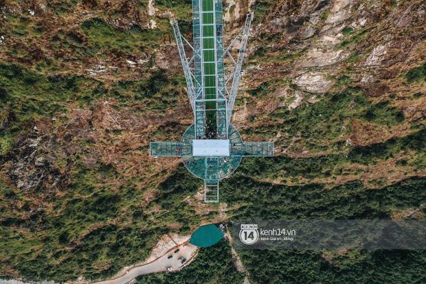 Nứt vỡ tại cầu kính cao nhất Việt Nam, du khách hoảng hốt cảnh báo-6