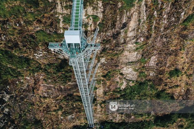 Nứt vỡ tại cầu kính cao nhất Việt Nam, du khách hoảng hốt cảnh báo-7