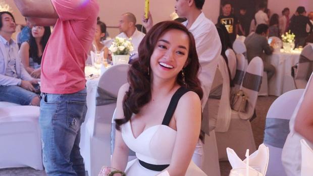 Kaity Nguyễn o ép vòng 1 như sắp bục trào ra ngoài!-4