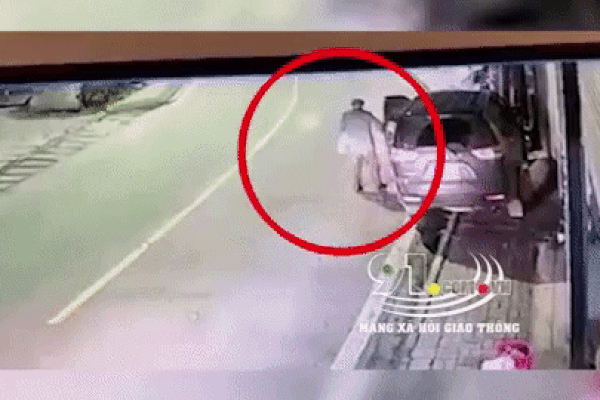 Clip: Bé gái 2 tuổi lái xe điện lao giữa phố, đâm 2 người bị thương nặng-1