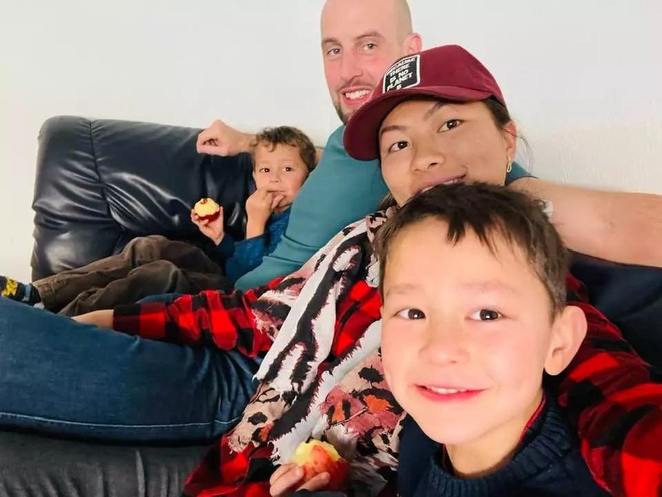 Cô bé Hmông hành động lạ sau màn khoe bồ và 2 con tình cảm-1