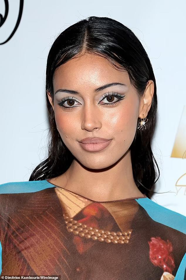 Mẫu 9x Cindy Kimberly mặc váy trong suốt, lộ ngực ở sự kiện-4