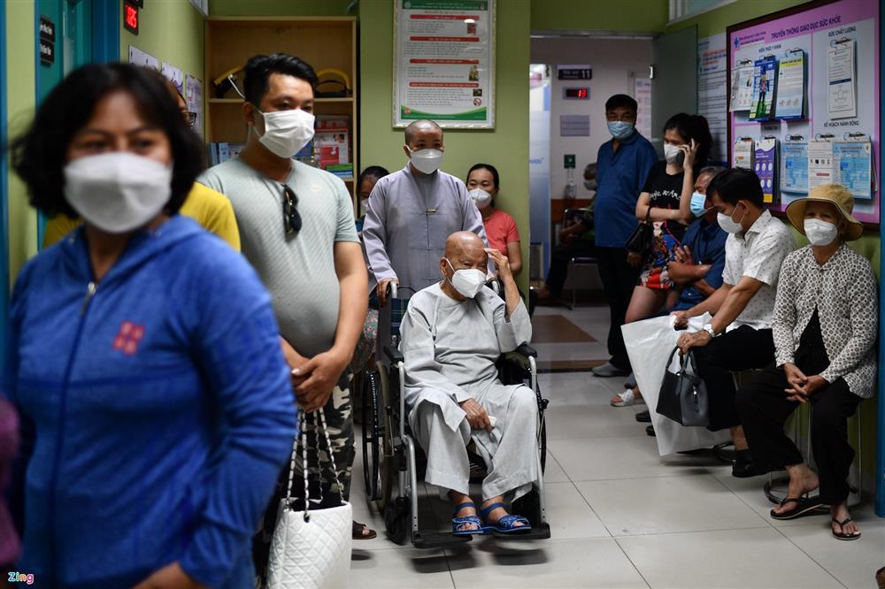 Bệnh nhân xếp hàng chờ khám hậu Covid-19 tại TP.HCM-1