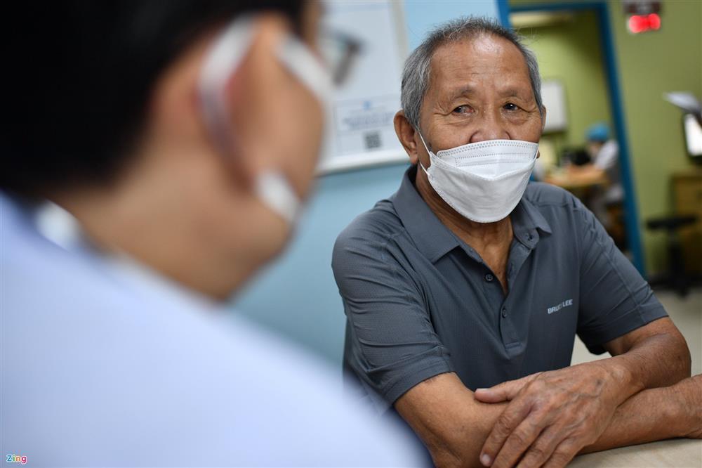 Bệnh nhân xếp hàng chờ khám hậu Covid-19 tại TP.HCM-6