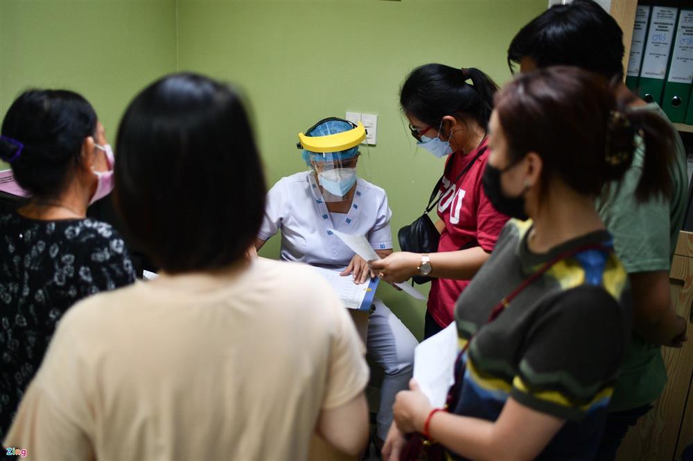 Bệnh nhân xếp hàng chờ khám hậu Covid-19 tại TP.HCM-7