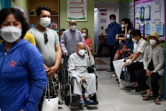 Bệnh nhân xếp hàng chờ khám hậu Covid-19 tại TP.HCM