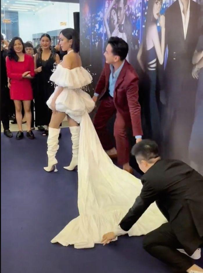 Diệu Nhi loay hoay vì váy 2m còn nhẹ, đầy cô vồ ếch ngay thảm đỏ!-2