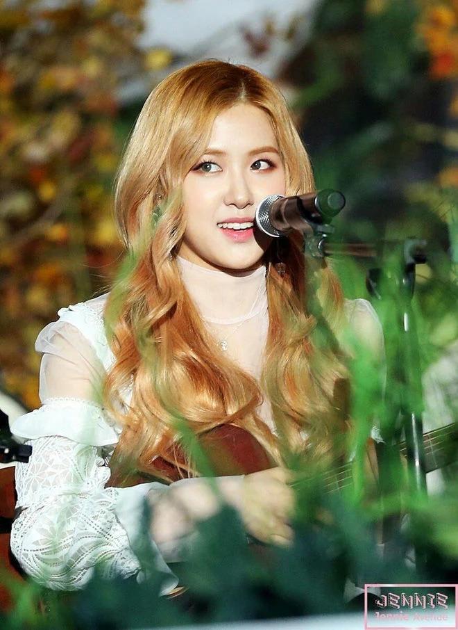 Cùng để tóc vàng nhưng Rosé trước kia kém sắc, già nua hơn hiện tại-1