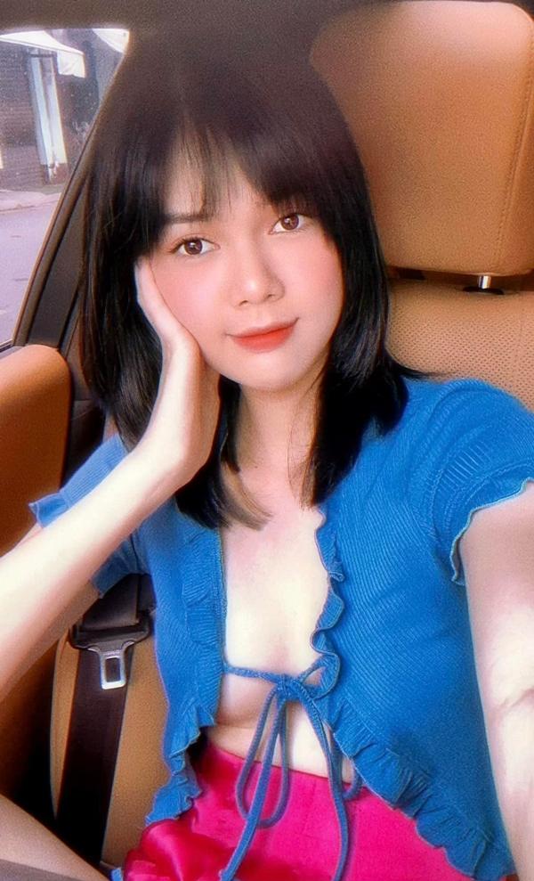 Diễn viên Ngọc Trinh "thả rông" ra đường.