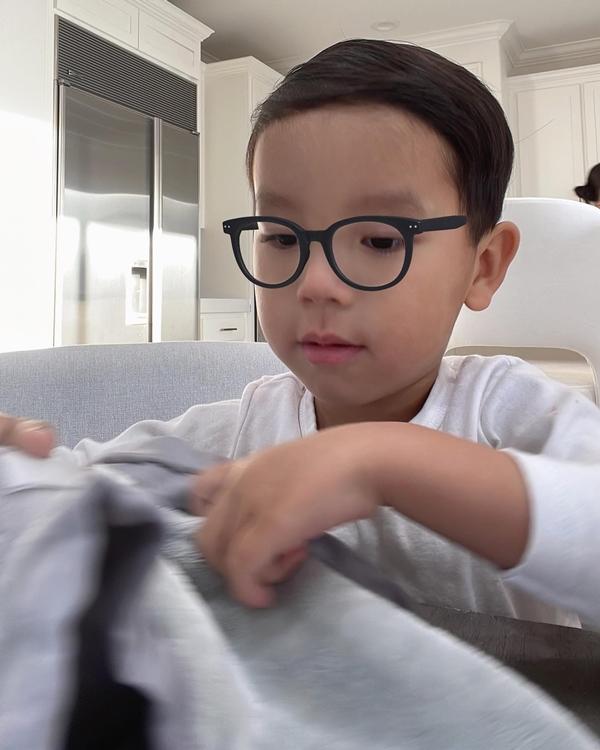Hoa hậu Phạm Hương thích thú khen con trai "cute".