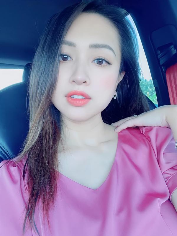 Vân Hugo tiết lộ: "Sau đợt bầu này là có nhiều váy bầu xinh tặng các chị em lắm, tuần 26 tăng sương sương 6kg rồi".