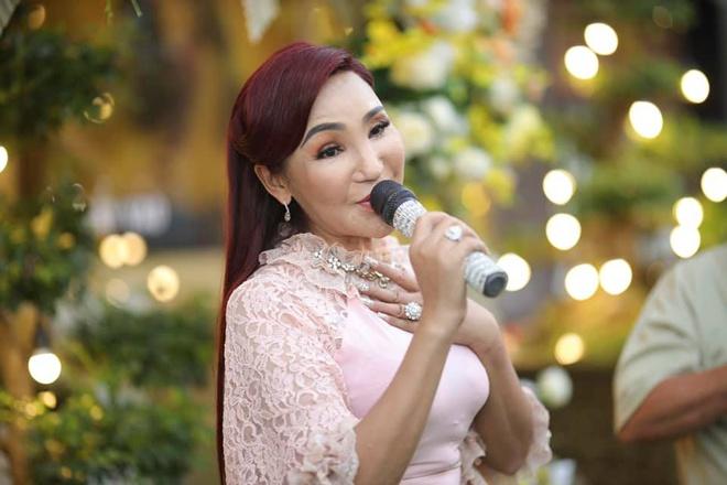 Cát Tuyền sinh năm 1974, trong một gia đình có truyền thống về cải lương. Ở tuổi U50, ca sĩ chuyển giới đầu tiên tại Việt Nam sở hữu khối tài sản "khổng lồ" cả ở Việt Nam lẫn nước Mỹ. Sau 3 lần đổ vỡ tình cảm, hiện tại, nữ ca sĩ đang có một tình yêu đẹp với anh chàng cùng nghề.