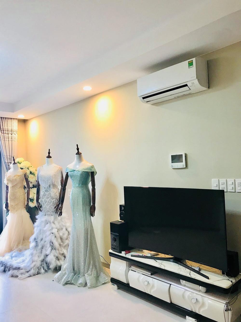 Thời gian còn hạnh phúc cùng chồng Phi Hùng, Lâm Khánh Chi từng có lúc ở trong căn hộ cao cấp trị giá 5 tỷ đồng tọa lạc tại quận 4, TP. Hồ Chí Minh. Dù vậy, đây cũng chỉ là nơi ở tạm bợ của Khánh Chi khi cô đang chờ thời gian tu sửa căn biệt thự chính. Năm 2020, cô đã đăng đàn cho thuê/bán vì không có nhu cầu sử dụng.