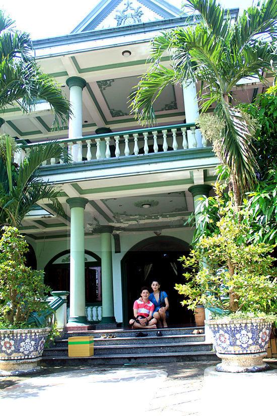 Cách đây 17 năm, căn biệt thự này đã có giá hơn 2 tỷ đồng. Cô từng nhiều lần tiết lộ gia đình có khối tài sản lớn nên cô được hậu thuẫn từ khi mới bước chân vào nghề ca hát.