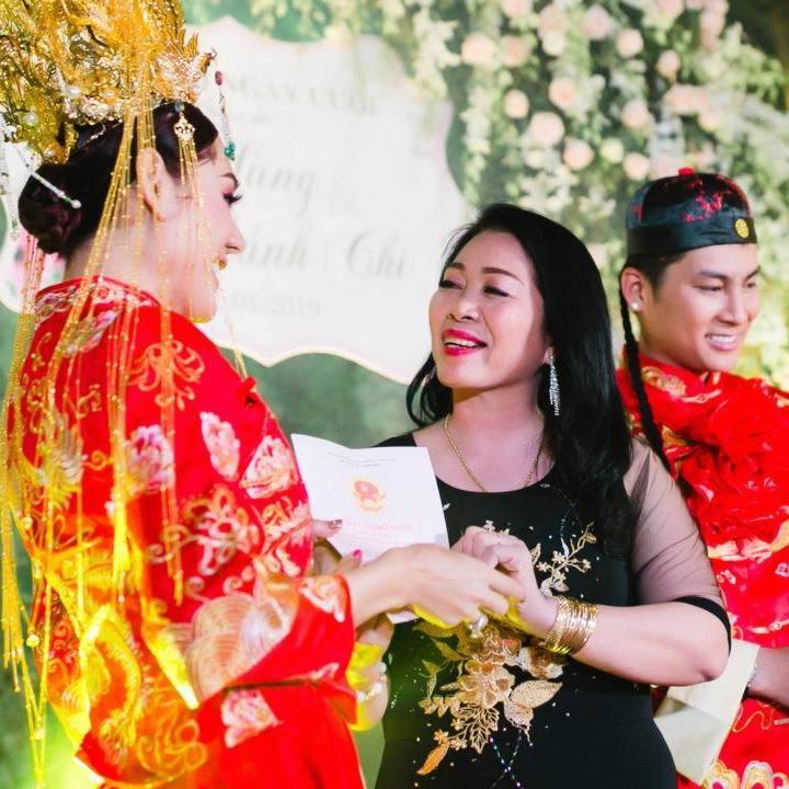 Trong ngày vui của bản thân, cô được ba mẹ ruột tặng 1 căn nhà ở quận 4, xế hộp tiền tỷ, mẹ chồng cũ tặng thêm cho 500 triệu đồng tiền mặt, 1 dây chuyền, 6 kiềng, 1 vòng tay lớn bằng vàng, 1 đôi bông tai kim cương, căn hộ lên đến 7 tỷ đồng. Tròn 1 năm ngày cưới, cô tiếp tục nhận được giấy chứng nhận sử dụng đất tại Vũng Tàu có diện tích 419m2.