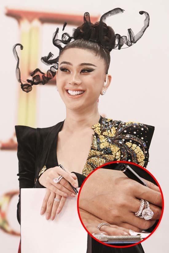 Không chỉ sở hữu nhiều bất động sản, trang sức của cô cũng có giá hàng chục tỷ. Năm 2020, Lâm Khánh Chi xuất hiện với chiếc nhẫn kim cương cỡ lớn giá khoảng 50 tỷ đồng. Ngoài ra, cô cũng thường xuyên di chuyển bằng xế hộp, sử dụng quần áo, giày dép, phụ kiện đắt tiền.