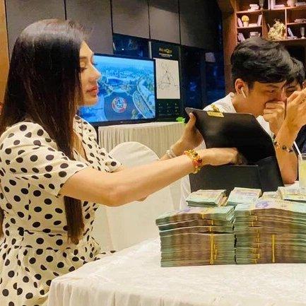 Người đẹp chuyển giới còn đầu tư cho bất động sản. Tháng 10/2020, khi đã sở hữu 3 căn hộ trong tay, cô tiếp tục mang ba lô tiền đi mua nhà và tuyên bố: “Nhà tôi mua có 27 tỷ, thêm thiết kế vào là hơn 30 tỷ một căn chứ đáng bao nhiêu đâu. Ba mấy tỷ mà tôi chốt trong vòng một nốt nhạc.” Cô còn cho biết mong muốn sau này tậu thêm dinh thự 50 tỷ đồng mới vừa ý.