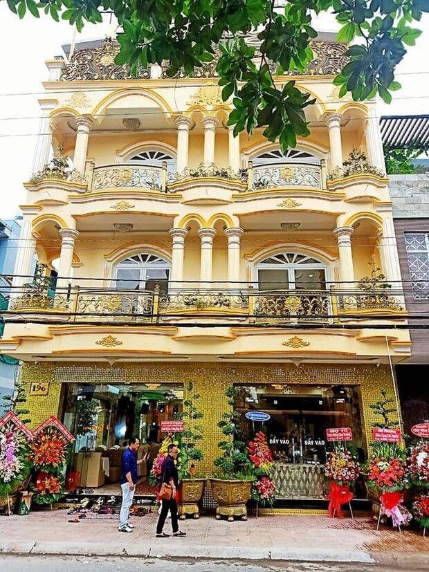 Ở Việt Nam, Cát Tuyền sở hữu cơ ngơi đồ sộ ở cả Sài Gòn và Cần Thơ. Tư gia của chị ở Mỹ Tho vô cùng hoành tráng, nằm ngay mặt tiền đường lớn, được xây dựng công phu, dát vàng lộng lẫy. Bên cạnh đó, Cát Tuyền còn mua nhà cũ, tu sửa rồi bán lại.