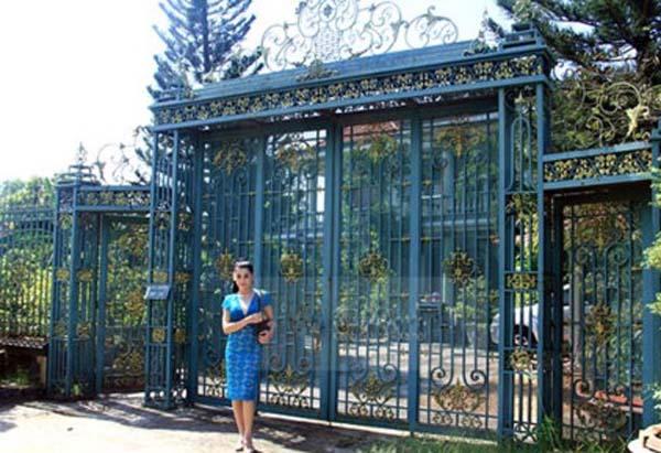 Trên thực tế, Lâm Khánh Chi vốn đã là con của một gia đình giàu có. Cha mẹ Lâm Khánh Chi làm trong lĩnh vực kinh doanh đồ cổ. Cha mẹ cô cũng sở hữu căn biệt thự có khuôn viên rộng 5.000 m2. Nội thất trong căn biệt thự đều là gỗ quý và có rất nhiều đồ cổ có giá trị.