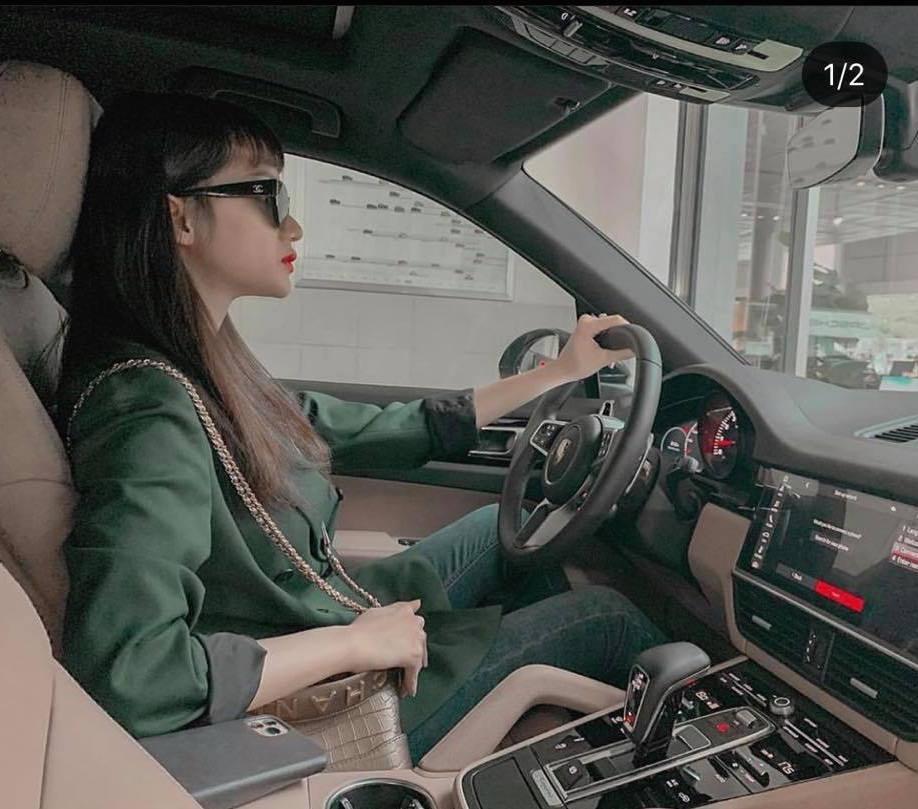 Vào năm 2018, Hương Giang mua cùng một lúc 2 chiếc xe sang có tổng giá trị lên đến 6 tỷ đồng. Sau đó, Hương Giang rước thêm chiếc Mercedes có giá hơn 2 tỷ đồng về bổ sung cho dàn xế hộp của mình. Đến năm 2020, người đẹp tiếp tục tậu chiếc Porsche Cayenne 2020 màu nâu ánh kim vô cùng sang trọng. Đây là xế hộp thuộc dòng SUV hạng sang cỡ lớn có giá gần 5 tỉ đồng. Hiện nữ ca sĩ sở hữu tổng cộng 4 chiếc xế hộp hạng sang.