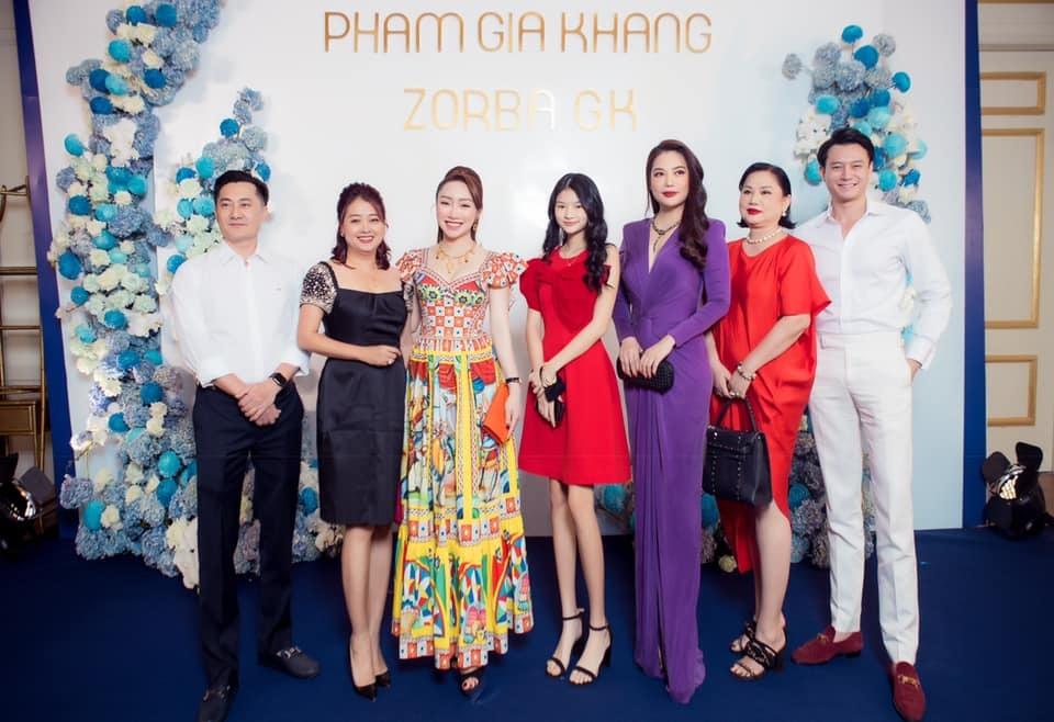 Trương Ngọc Ánh bị lu mờ vì đôi chân cực phẩm của con gái-1