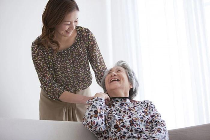 Con dâu đưa mẹ chồng và bố ruột đi đăng ký kết hôn-1