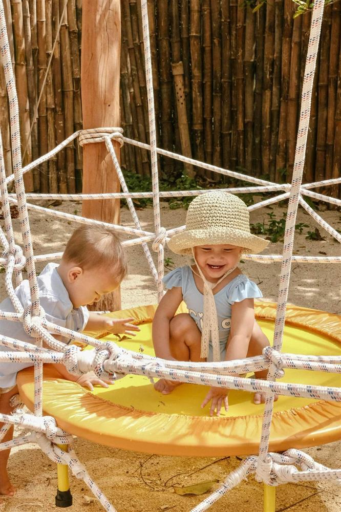 Gia đình Hồ Ngọc Hà du xuân, ảnh nào có Leon cũng gây cười-13