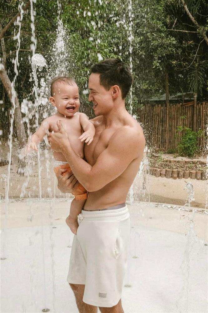 Gia đình Hồ Ngọc Hà du xuân, ảnh nào có Leon cũng gây cười-9