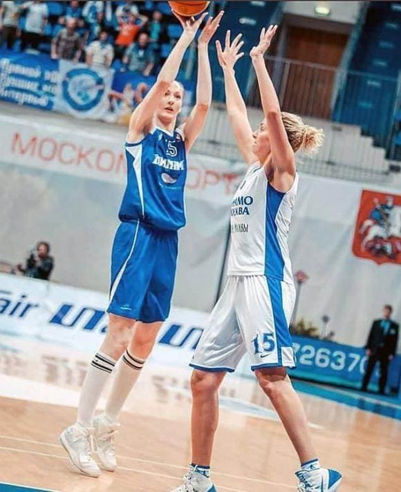 Cuộc sống cô gái có đôi chân dài 1,33 mét-2