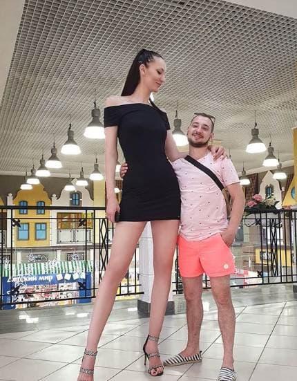 Cuộc sống cô gái có đôi chân dài 1,33 mét-8