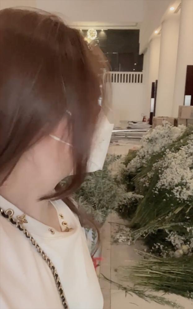 Đoàn Di Băng khoe sinh nhật siêu khủng, trang trí 4 tấn hoa-1